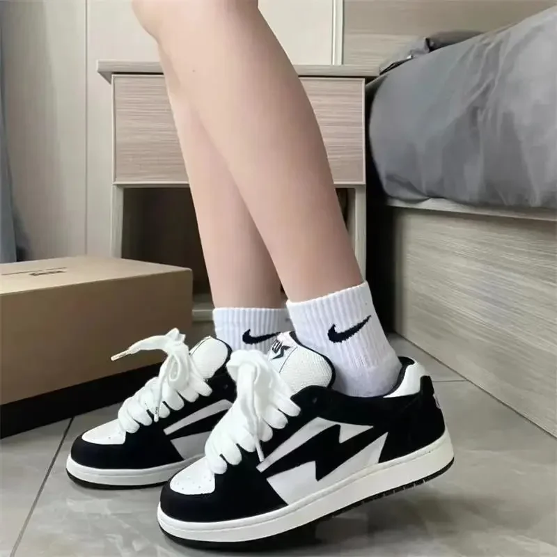 Sneakers Casual Vintage donna 2024 High Street estate e autunno scarpe da donna di nuova moda calzature sportive classiche atletiche all'aperto