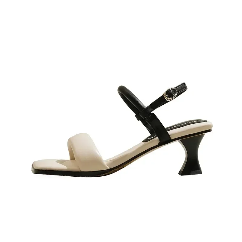 Weiße quadratische Zehen sandalen für Frauen, die auf das Gefühl einfacher mittelgroßer Absätze treten