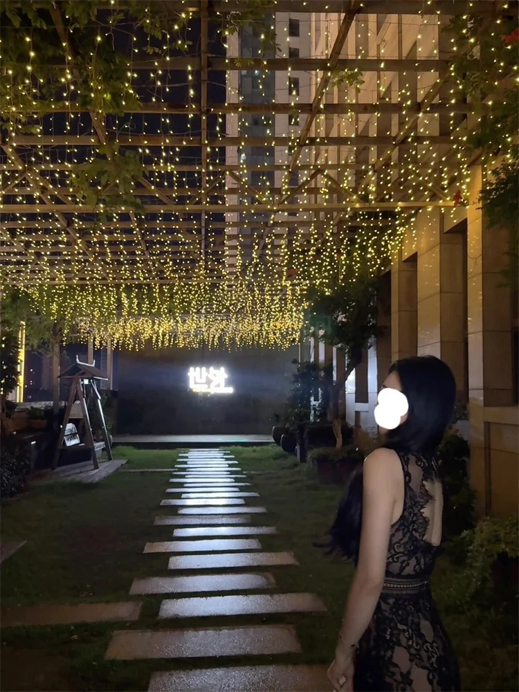 الفرنسية الرجعية الدانتيل المشذبة انقطاع سبليت عارية الذراعين الأسود Bodycon فستان للنساء الفاخرة سليم بلا أكمام ثوب مسائي رداء