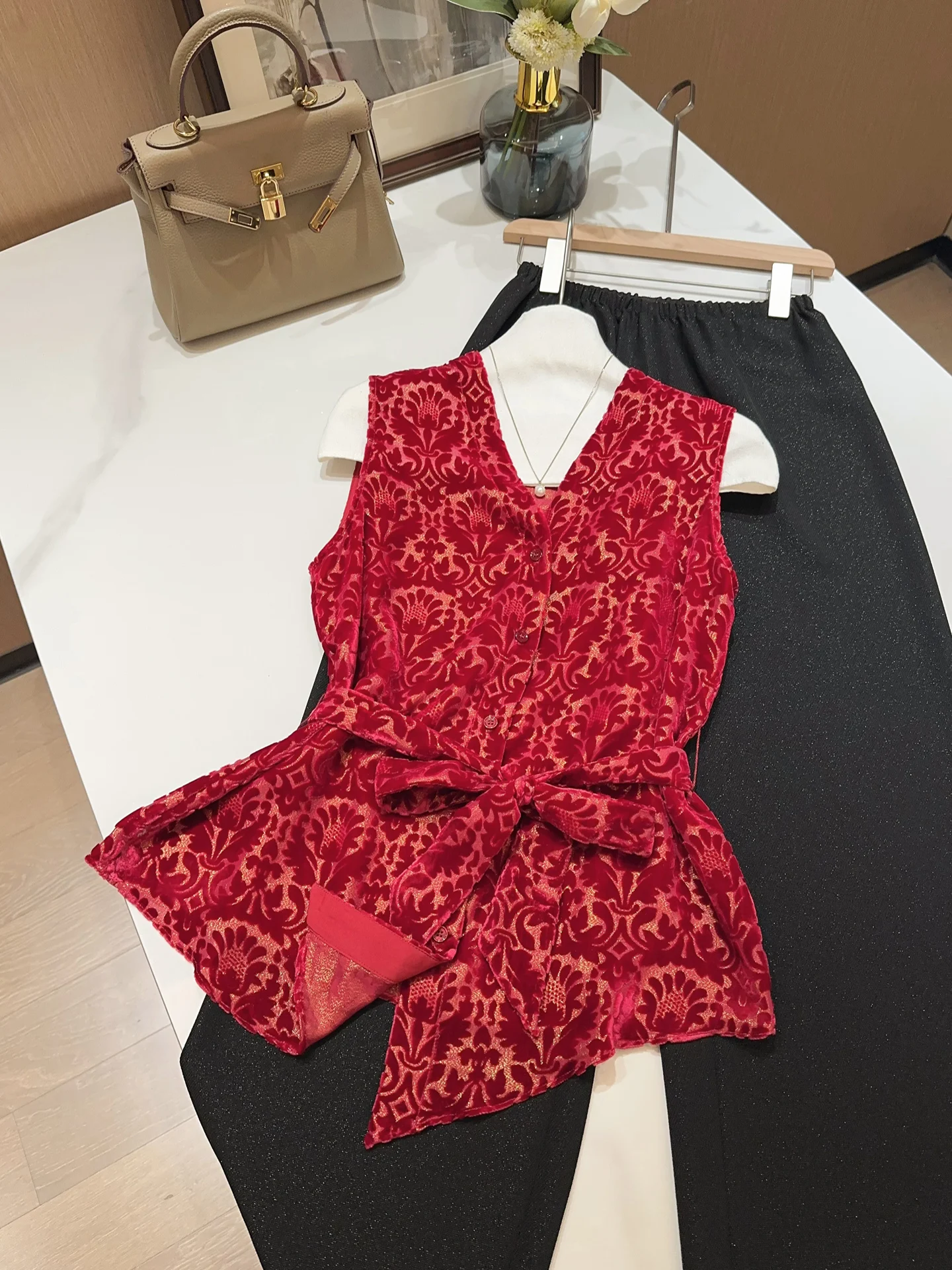 Gold Embroidered Velvet Silk Vest Gao Level Retro Patterned Waist-Cinching Women's Fashion Outerwear Spring 2026