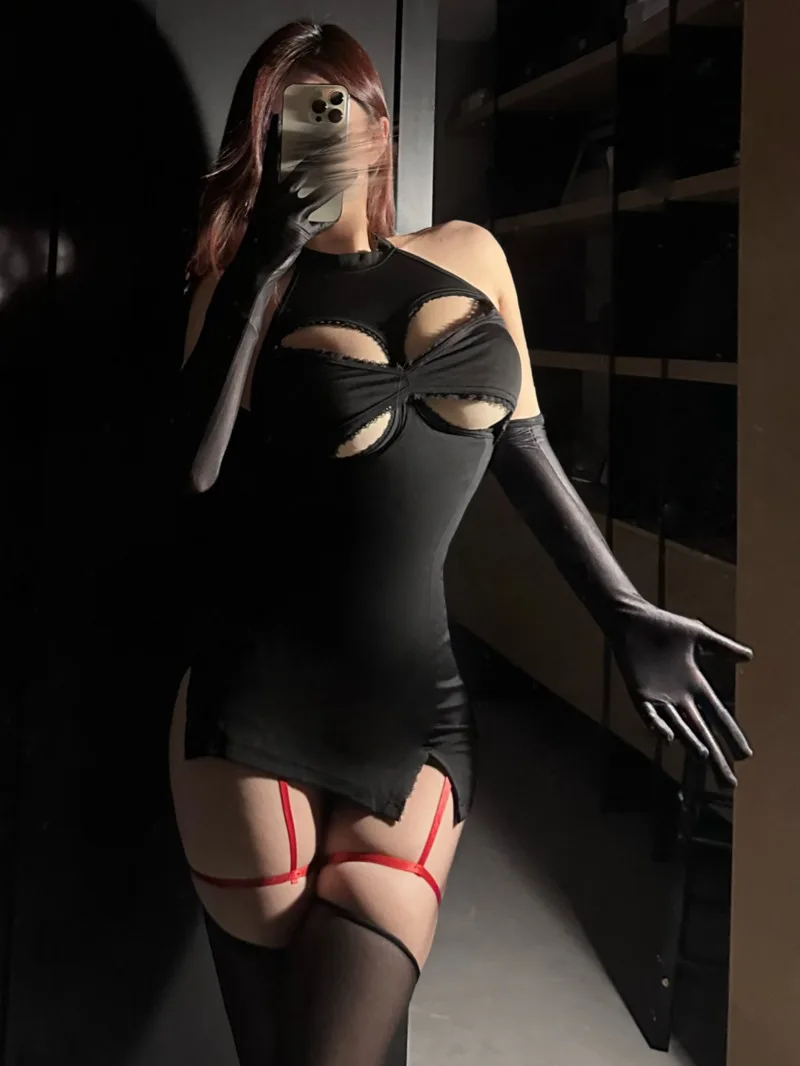 تصميم تنورة مجوفة مثيرة برقبة معلقة تتميز بفستان نحيف أنيق بخصر عالٍ فستان نسائي قصير موضة 2025 ZVT8