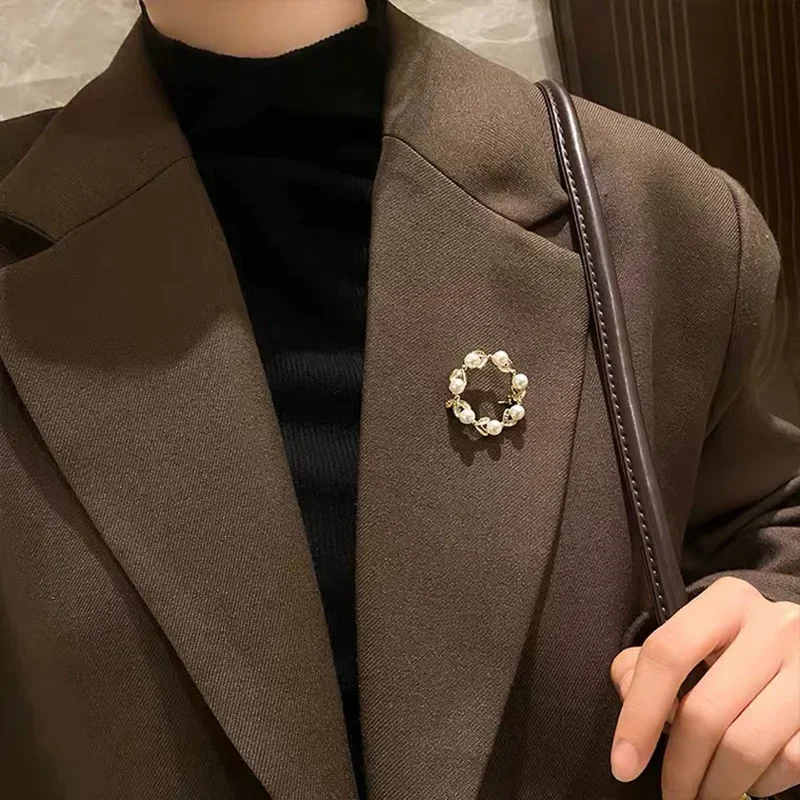 بروش لؤلؤي على شكل حلقة هندسية راقية، عصري وأنيق، إكسسوار فني شعبي وفريد من نوعه