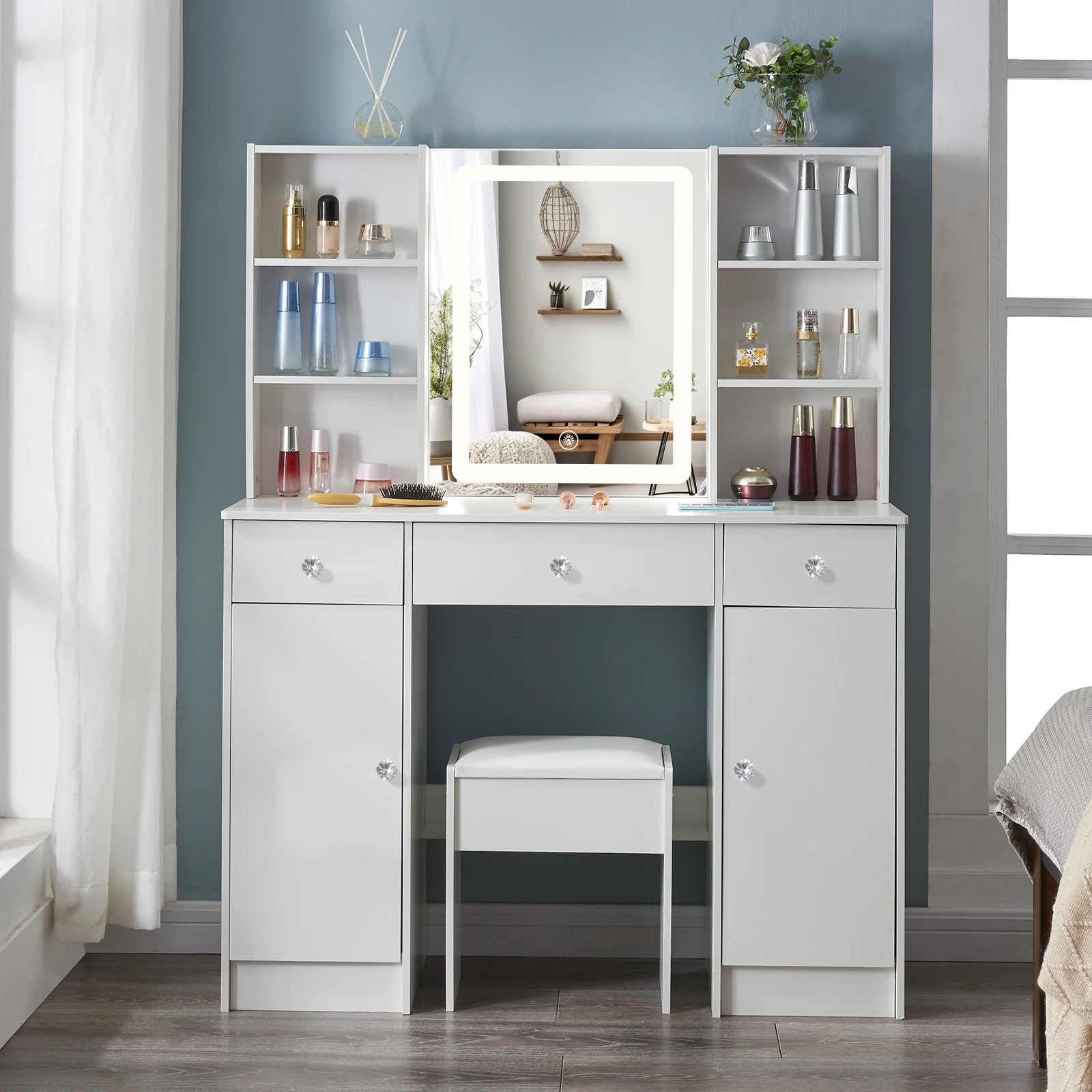 【صفقات 11.11، عروض الجمعة السوداء 2025】طاولة تزيين بيضاء مع مرآة ذكية بإضاءة LED ومكتب مكياج للزينة