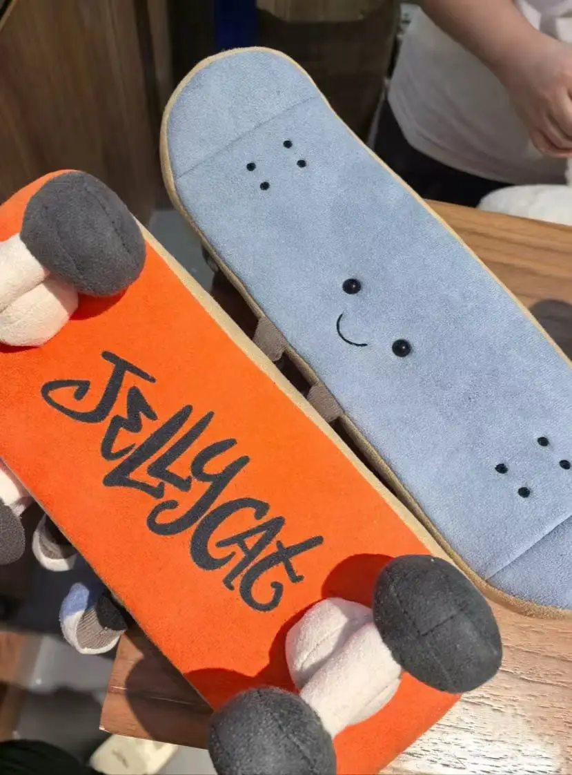 Verão novo simulado skate boneca brinquedo de pelúcia dos desenhos animados anime bonito travesseiro presente aniversário das crianças diversão boneca