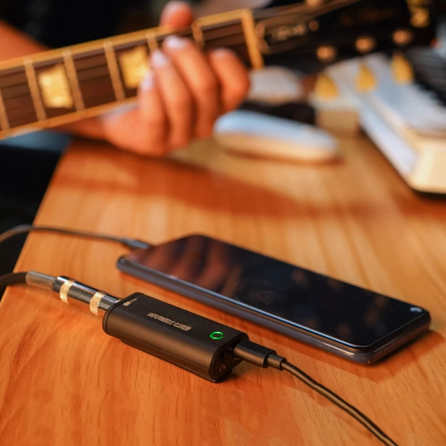 

bakelite guitar bass instrument recording live recording portable sound card high fidelity