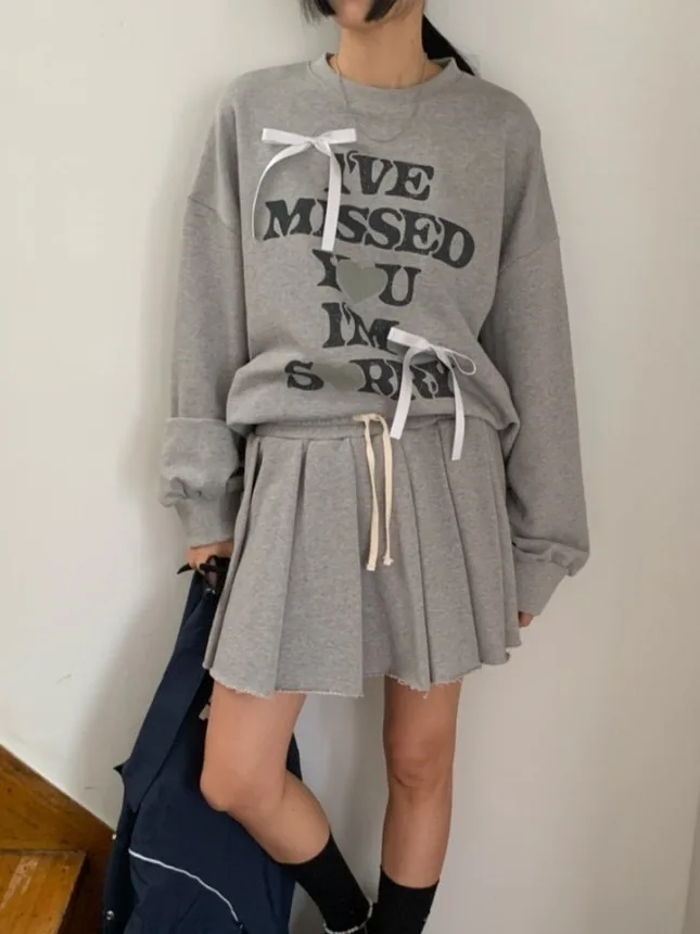

Sweet Knot Letter Print round Ne Sweatirt with Pleated Skirt Faionable Set for Autumn Season Girls