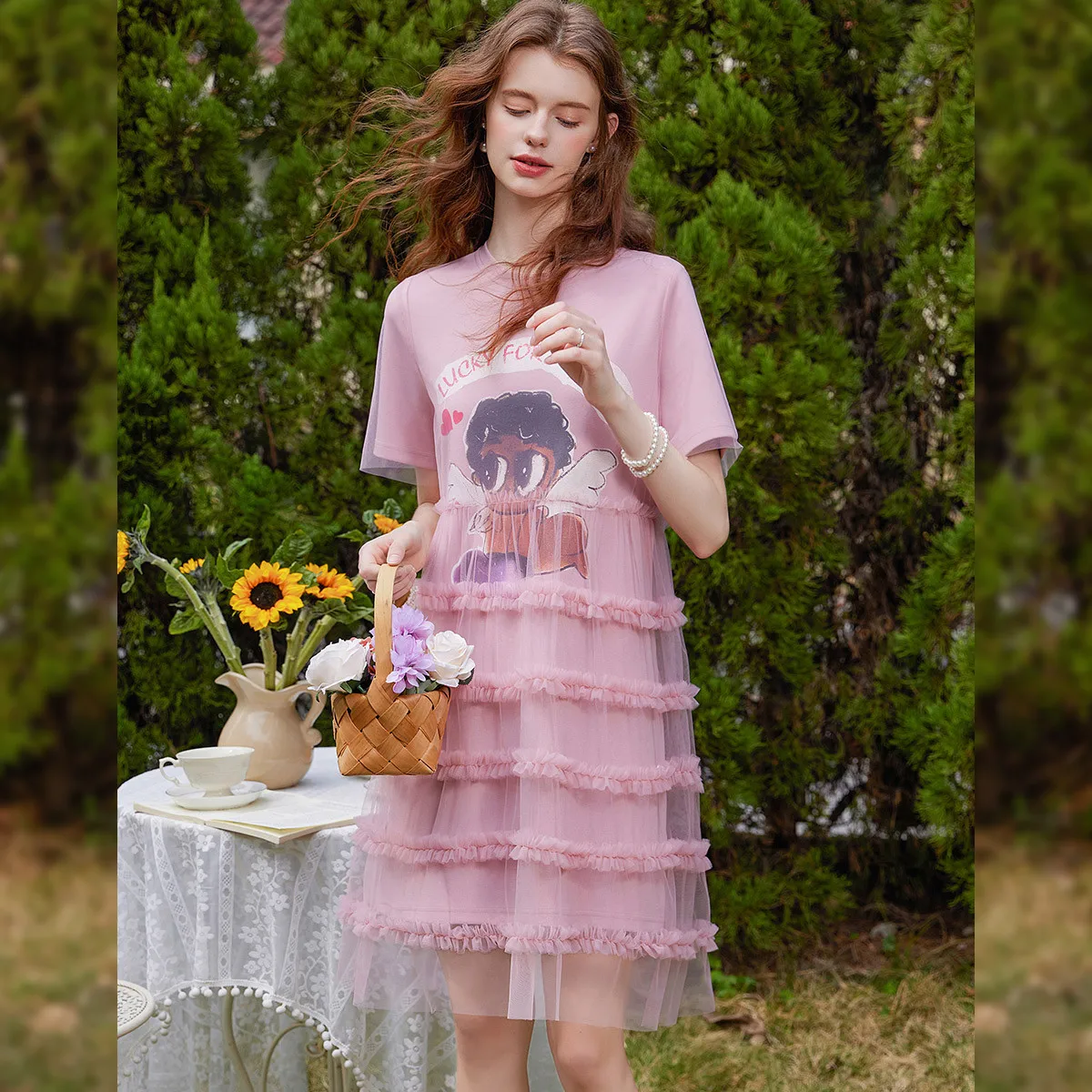 เดรสเสื้อยืดต่อผ้าตาข่าย LOUIS YAO รุ่นใหม่ ประจำฤดูร้อนปี 2025 ดีไซน์สองชิ้นในตัวเดียว คอกลม พิมพ์ลายการ์ตูน แขนสั้น