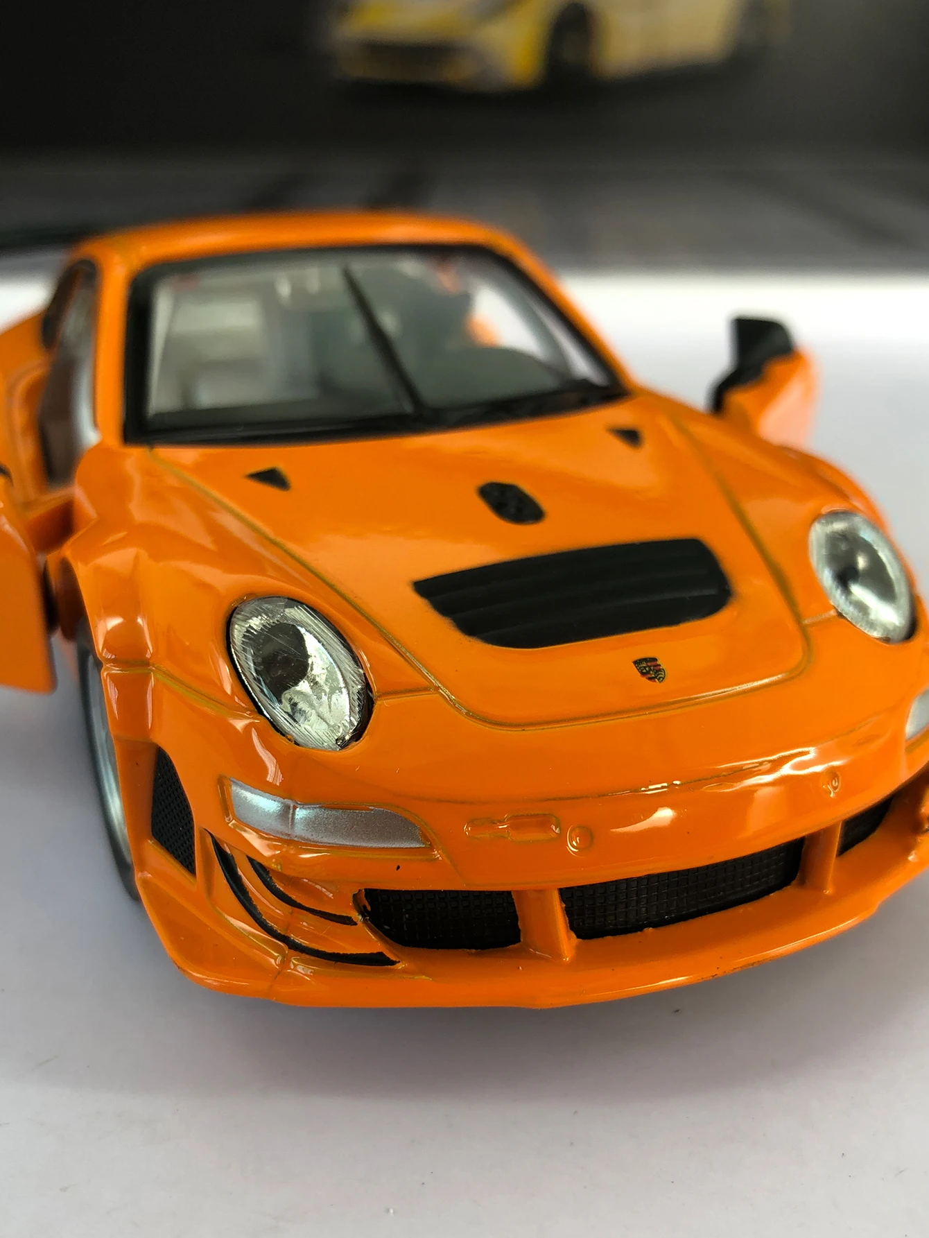

1:32 Porsche 911 GT3 RSR гоночная модель из сплава, двухдверная детская игрушечная машинка, богатые детали, тонкая работа и хорошее качество.