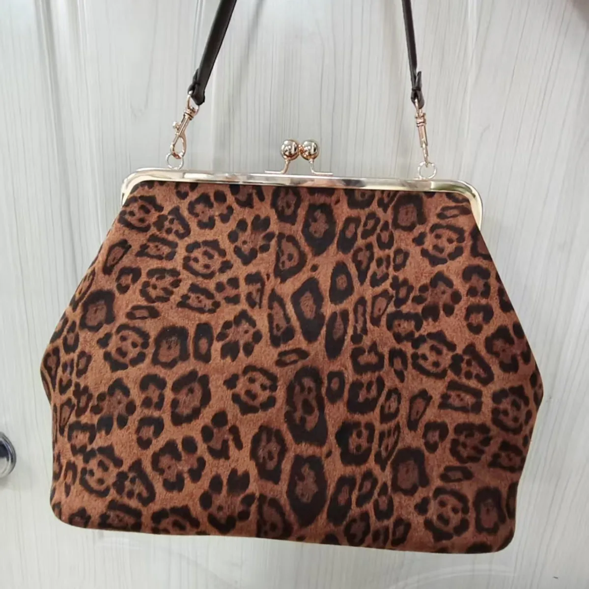 

Fashion Leopard Kisslock Women's Bag NEW Clip Bags for Women Designer Handbags and Purses Faux Suede Shoulder Bag Cloud Bags