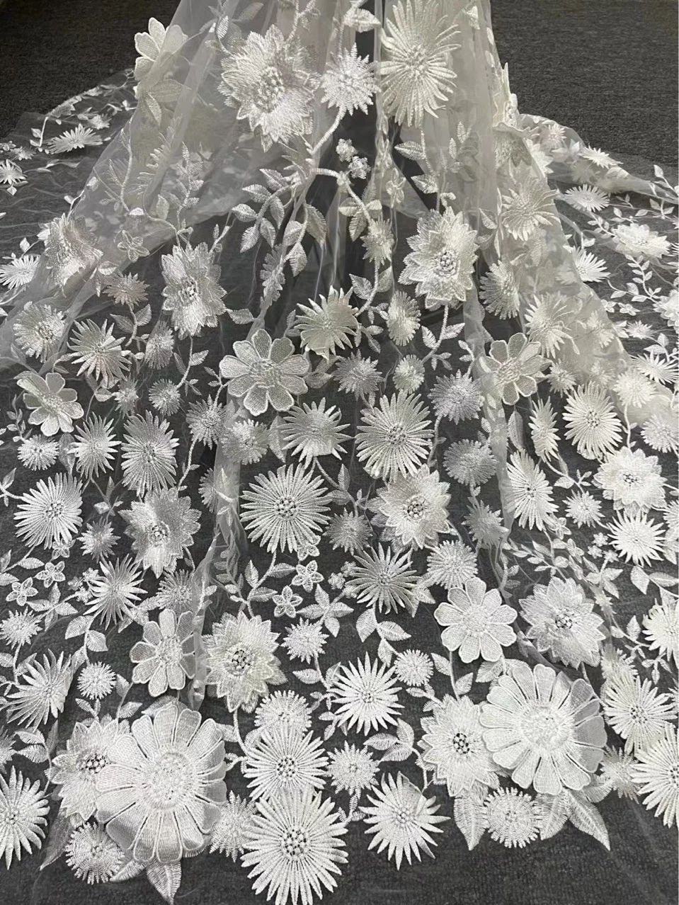 

Mesh single-sided three-dimensional flower polyester embroidery multicolor applique embroidery mother wedding dress lace fabric.