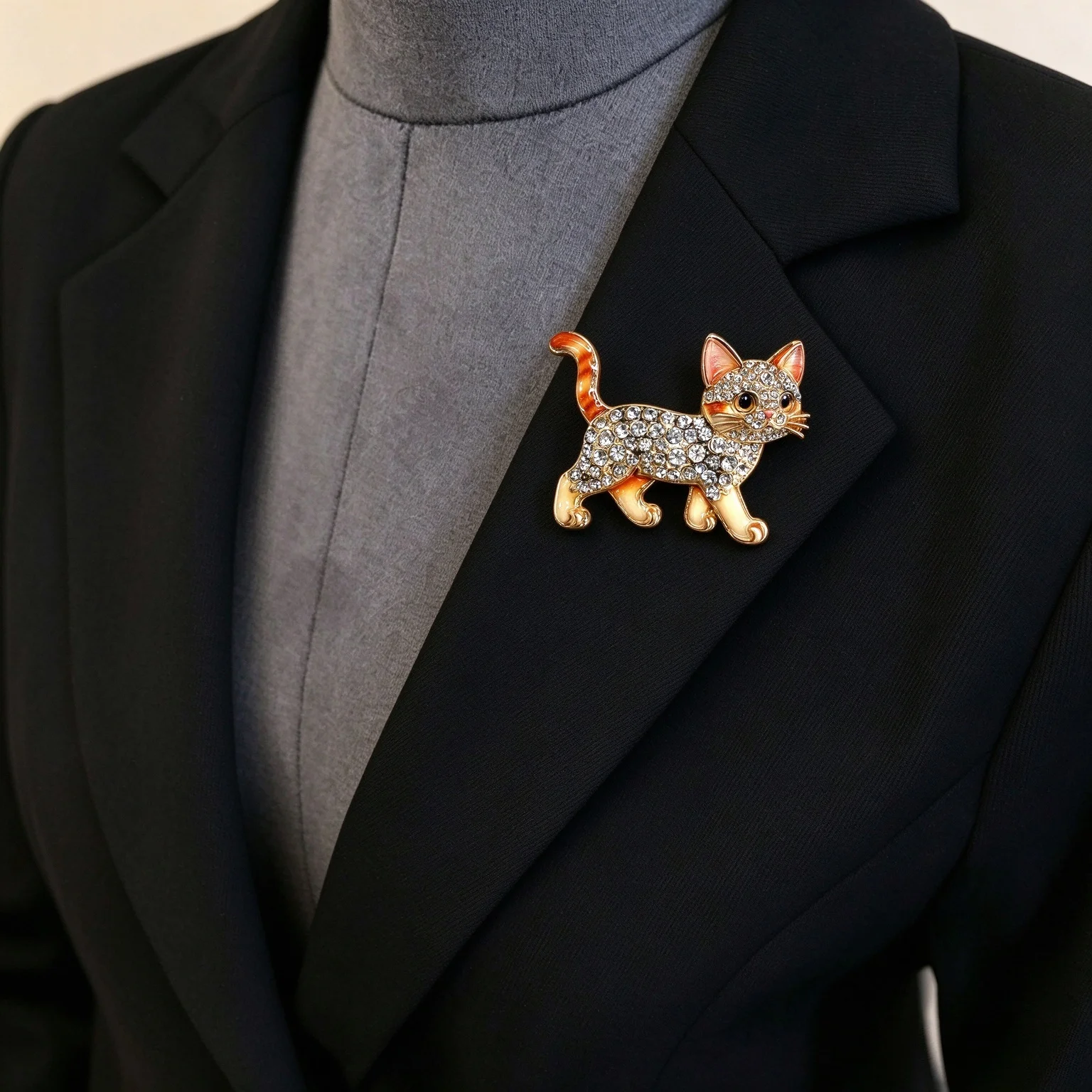Essh&Pule Vintage Cute Cat Animal Brooch Rhinestone Enamel Walking Kitten Lapel Pins for Women Coats Suits Fashion Jewelry Gifts