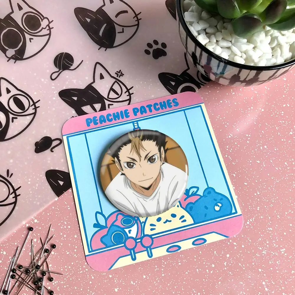 1 قطعة شارات Haikyuu لطيف أنيمي شارة ليزر مستديرة الكرتون بروش الملابس ظهره اكسسوارات التلبيب
