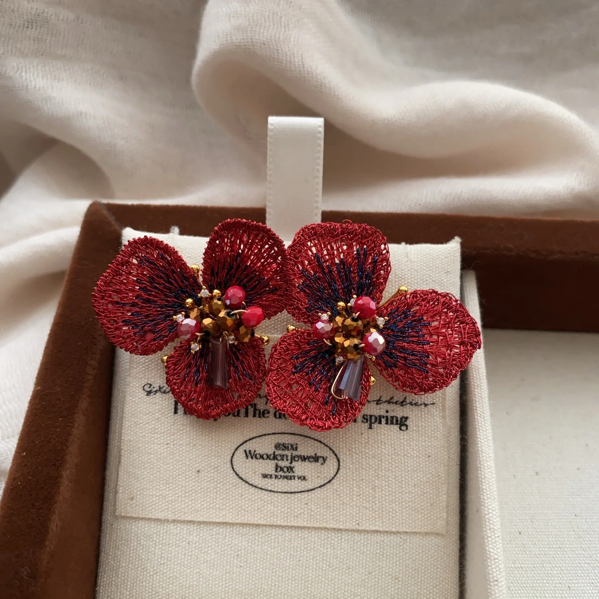 Handmade Red Adient Flower Ear Cuffs Small Exquisite Design Sensation High-End Feelings Hook Flower Ear Jewelry for Women Gift