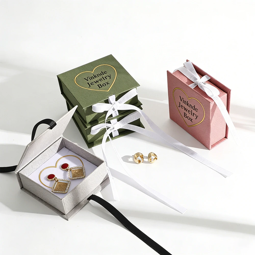 

Персонализированная коробка для украшений с логотипом, 9,5x9,5x3,5 см, бежевая, с лентой, для колец, сережек, браслетов, подвесок, органайзер для украшений.