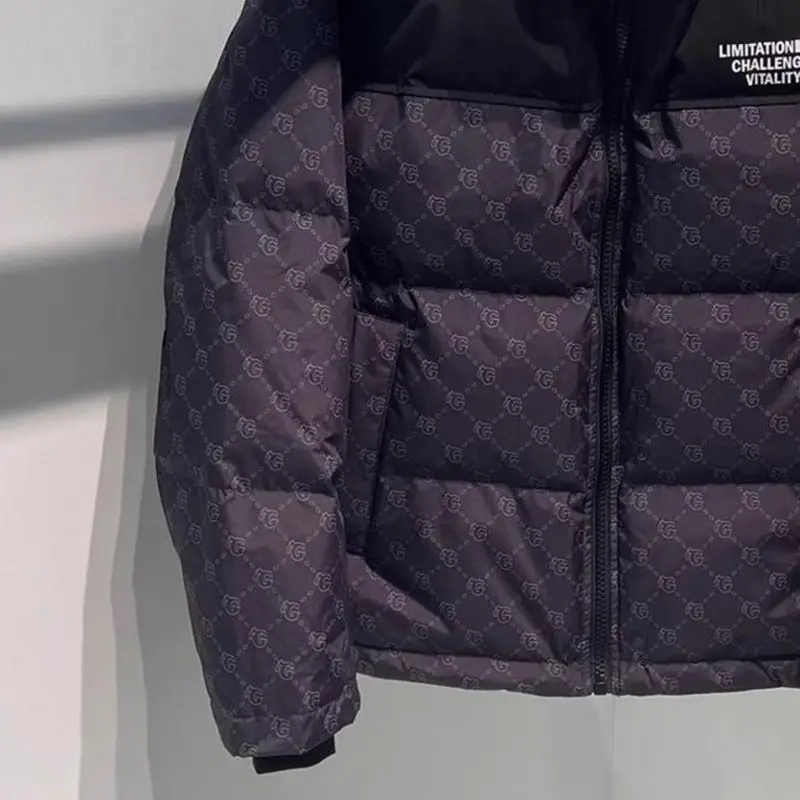Jaket bulu angsa tebal pendek pria untuk musim dingin 2025, model baru dengan detail sambungan dan motif cetak, tahan angin.