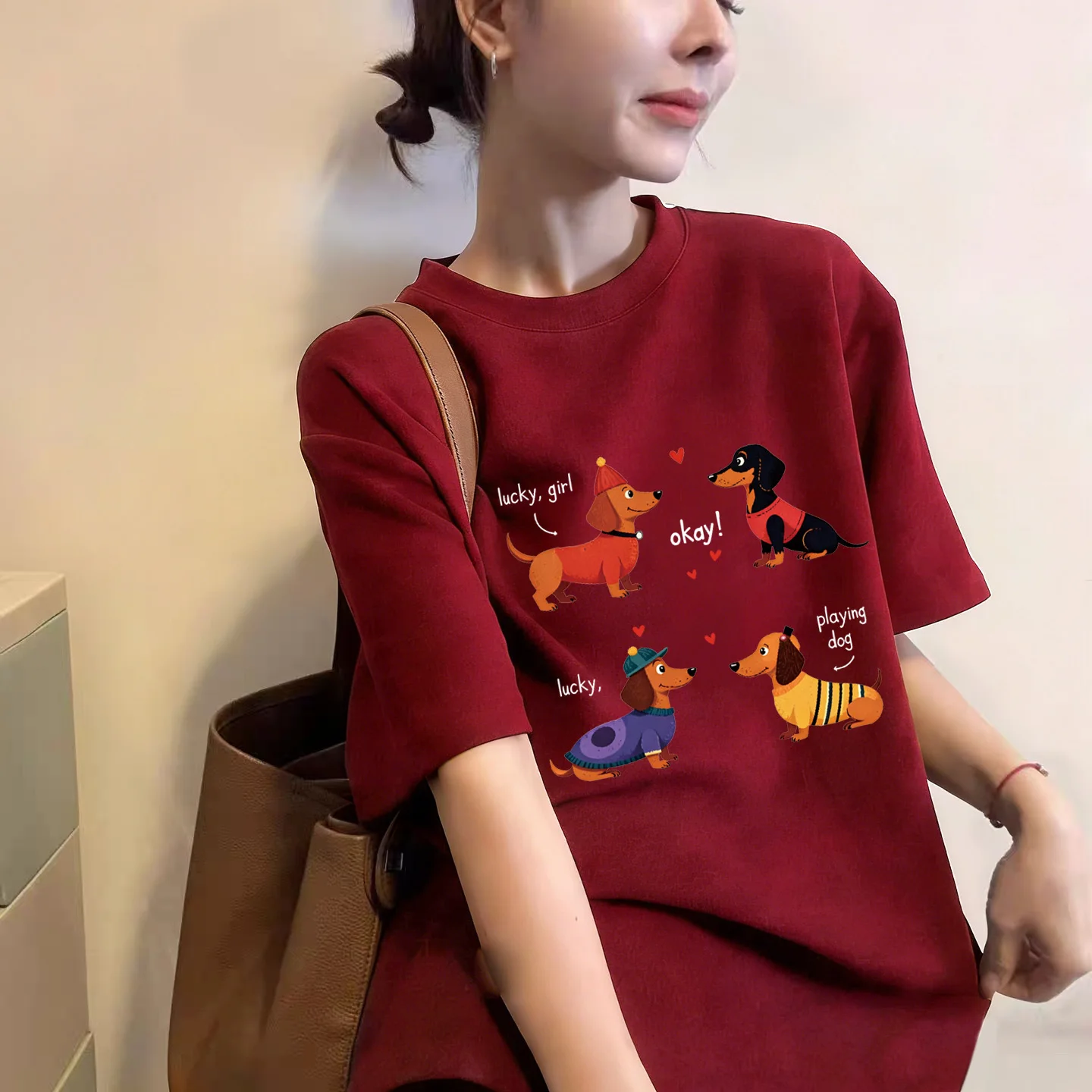 

Весна 2026: Новая красная новогодняя укороченная свободная футболка с коротким рукавом в корейском стиле для женщин, универсальная базовая модель с эффектом омоложения