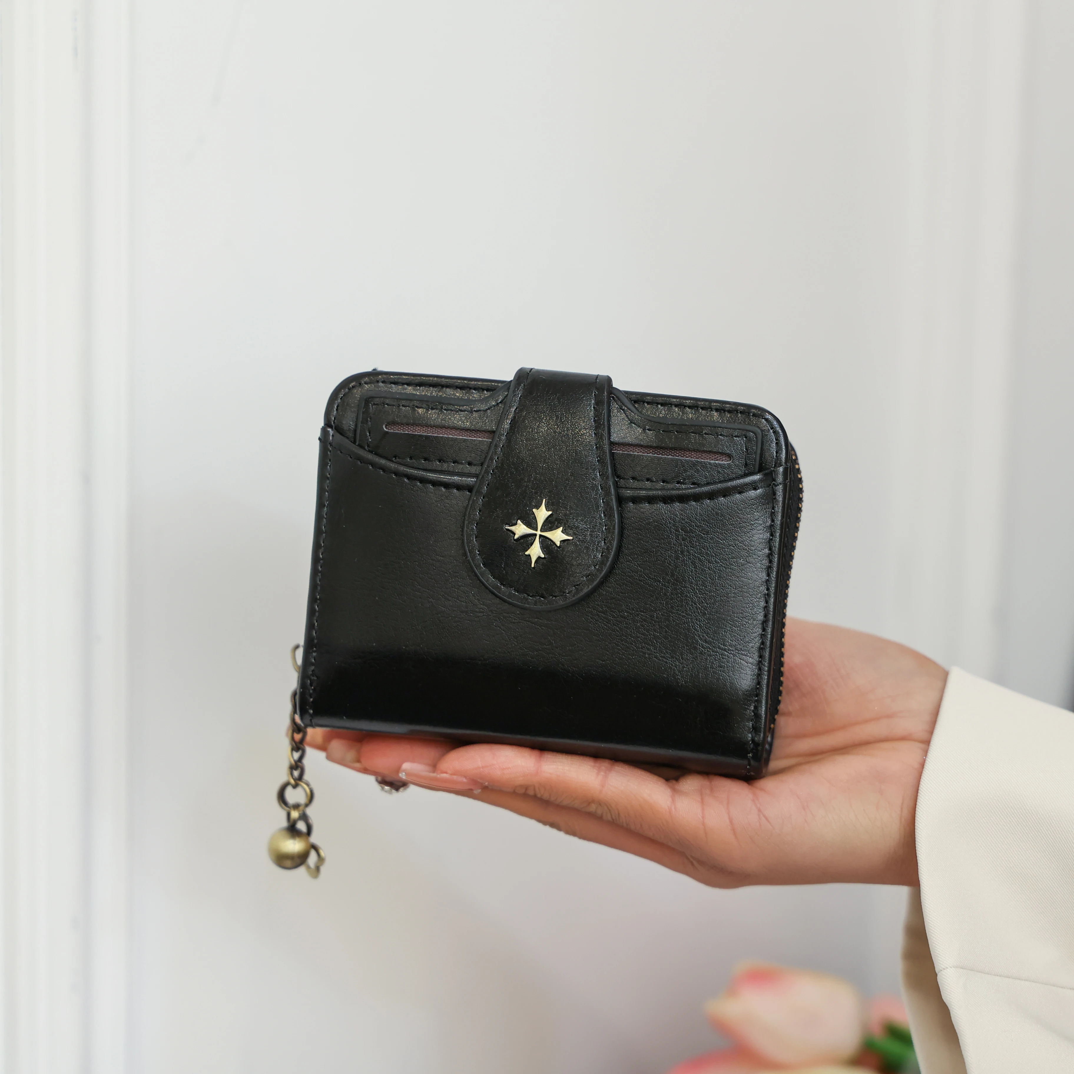 محفظة نسائية صغيرة من البولي يوريثان محفظة للعملات المعدنية ذات ملمس قصير وحقيبة كلاتش متعددة البطاقات خفيفة الوزن وبسيطة ومتعددة الوظائف