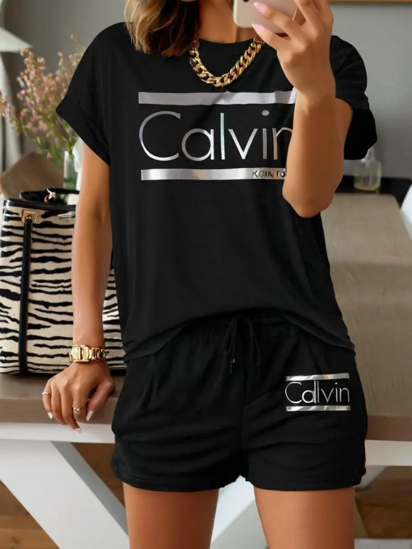 

Женская летняя повседневная модная свободная футболка с круглым вырезом и короткими рукавами с креативным рисунком + свободные шорты, комплект из двух предметов