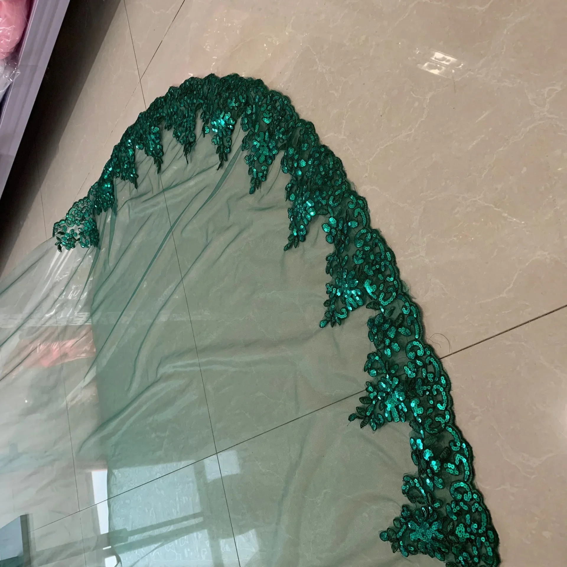 Véu de comprimento catedral verde esmeralda com borda de renda de lantejoulas Escolha única e elegante para noivas