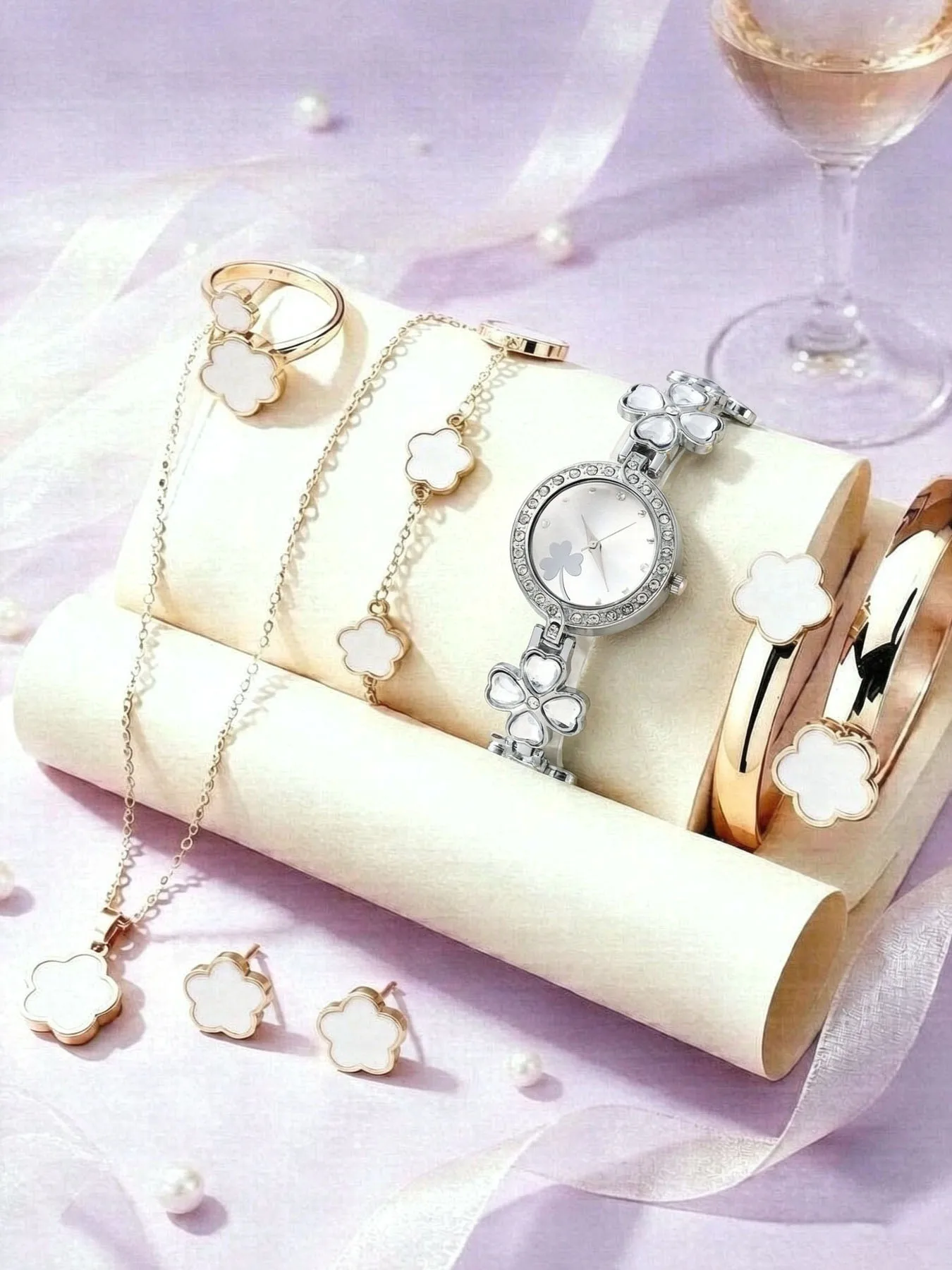 Women's bracelet watch with diamond points, a best-selling gift item and ladies' jewelry watch