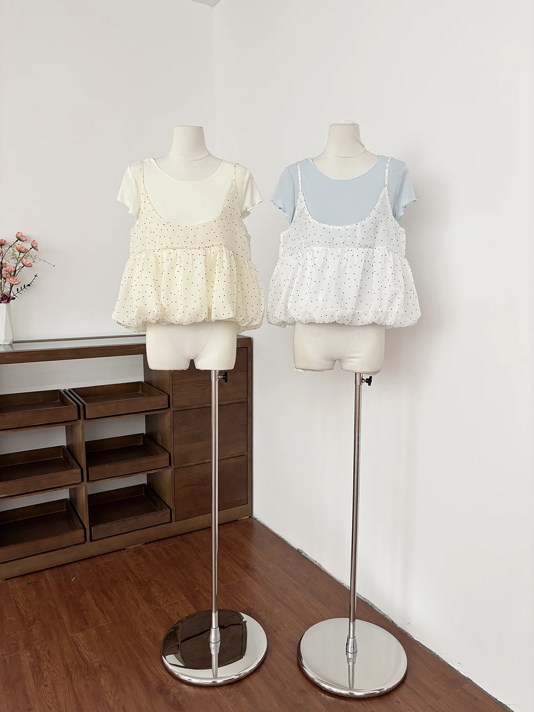 

Summer 2026 Floral Ruffle Hem Polka Dot Strap Vest Casual Versatile Short Sleeve T-Shirt Women's Fashion Set Polyester Fiber
