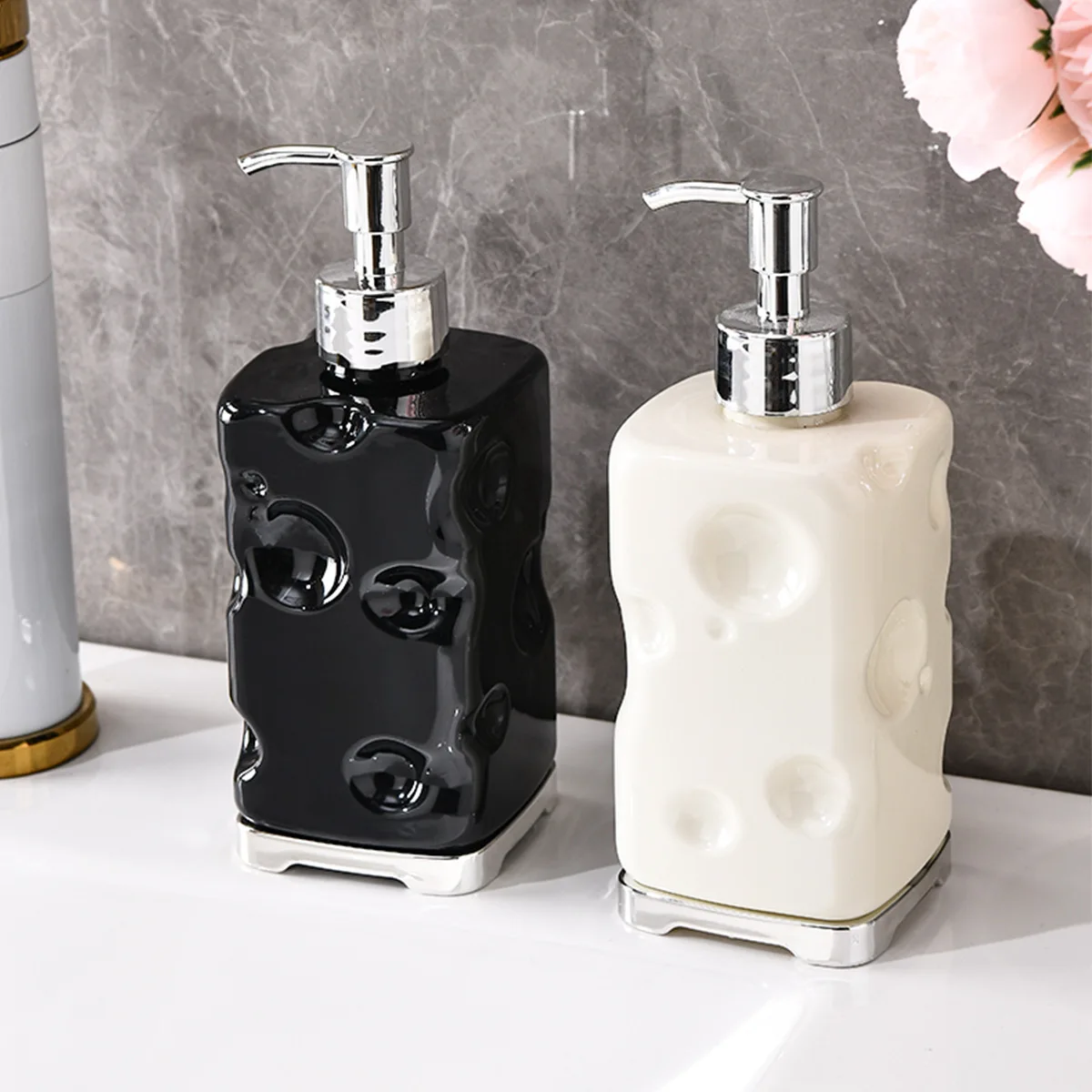 

Stylish Bathroom Soap Dispenser Soap and Body Wash Dispenser Bottle Reusable Hand Pump Dispenser Clear Body Wash Bottle