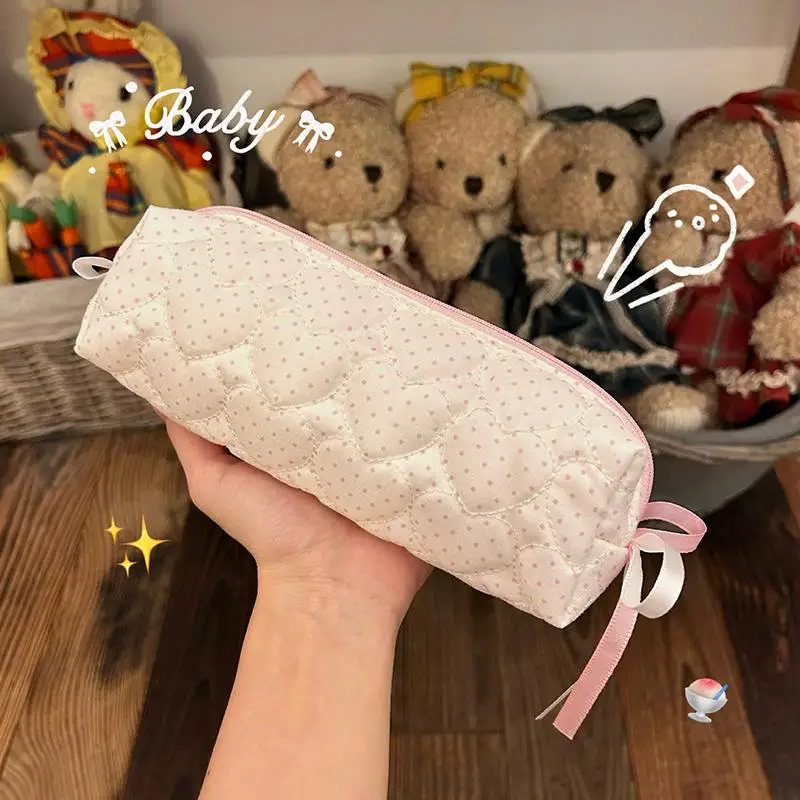 Weiche, gesteppte Federtasche mit schönem Erdbeer-Print und großem Fassungsvermögen, perfekt für Schüler und zur Aufbewahrung von Büromaterial. – Detail 10
