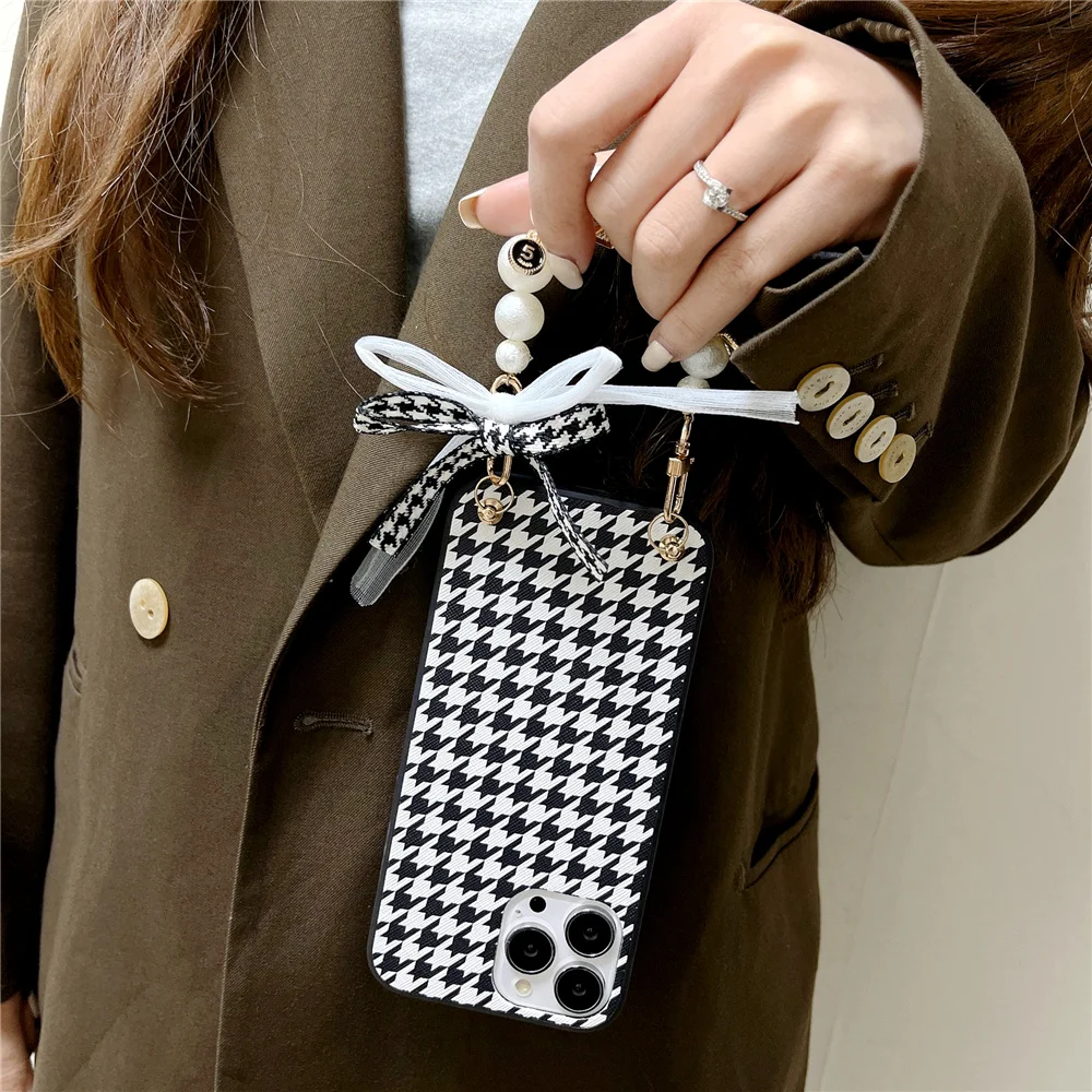 Luxury Korean Houndstooth Pearl Bracelet Chain Phone Case For iPhone 15 11 12 13 14 Pro X XR XS Max 7 8 Plus Protective Cover