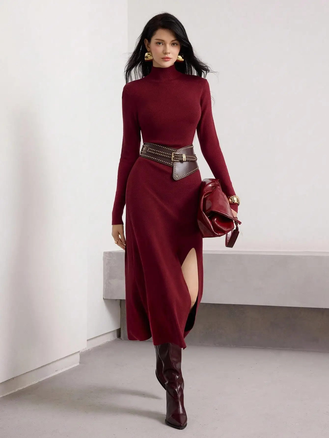 

Женское бордовое трикотажное платье с высоким воротником, длинными рукавами, боковым разрезом и поясом, осень-зима