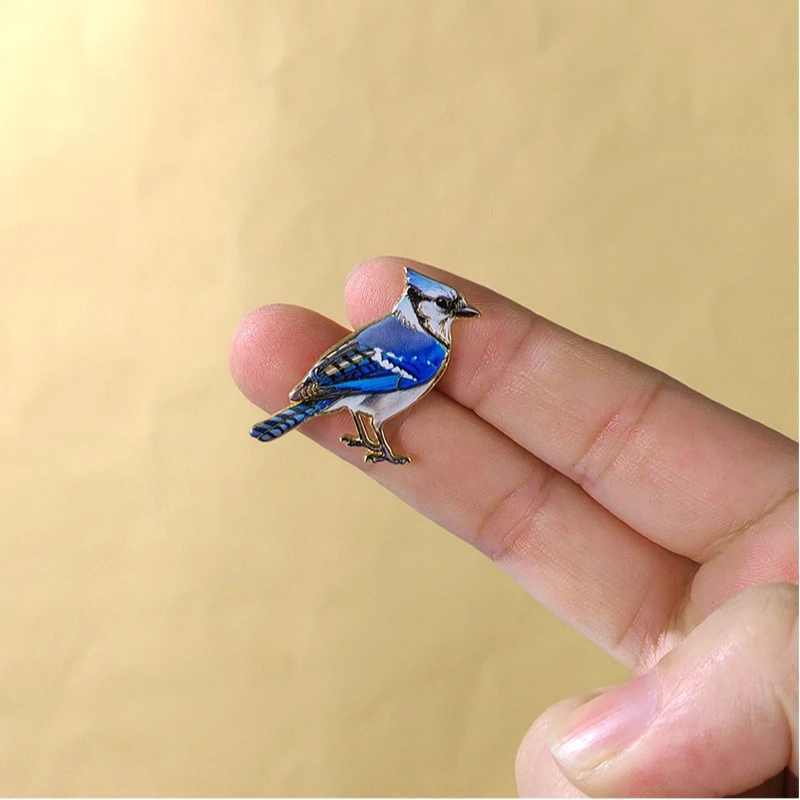 New Realistic Bird Brooch Enamel Gold Edge Robin Bluebird Lapel Pin Metal Badge DIY Clothing Bag Hat Fashion Casual Commute Gift