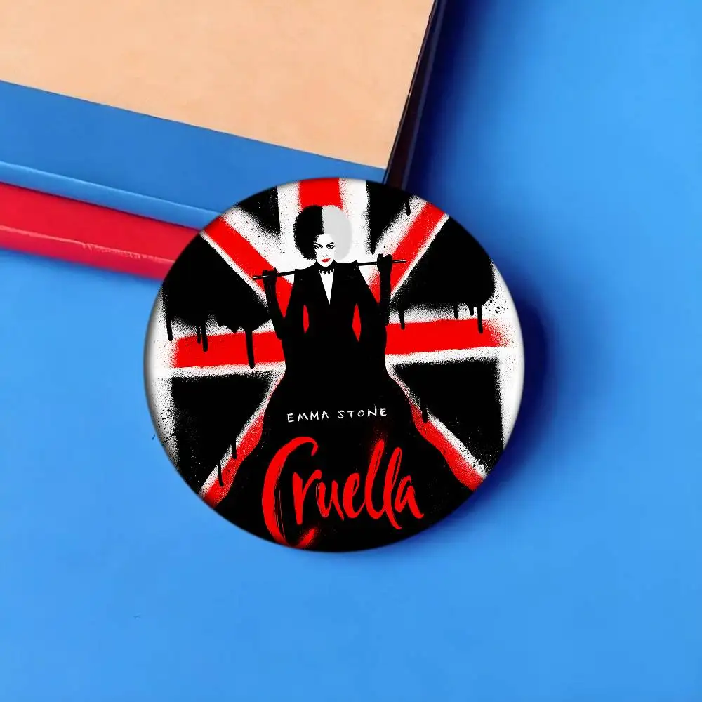 C-CRUELLA EMMA حجر الفيلم الكلاسيكي للتخصيص لينة زر دبوس للنساء مجوهرات إبداعية مضحك شارة الكرتون عاشق قبعة