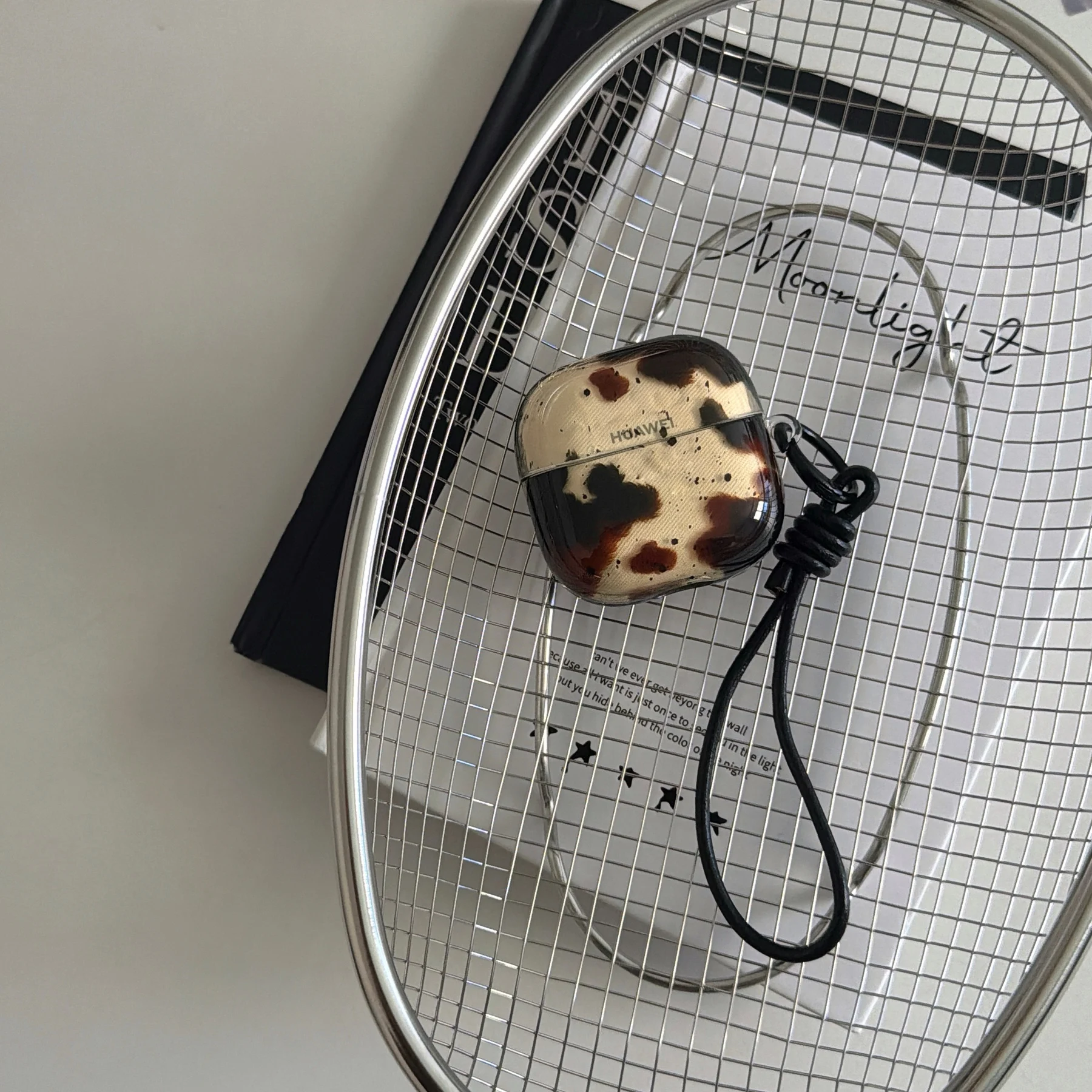 

Ins Retro Leopard Print Case for Samsung Galaxy Buds 3 Pro/Buds 3/Buds 3FE Earphone Protective Cover with Keyring Leather Rope