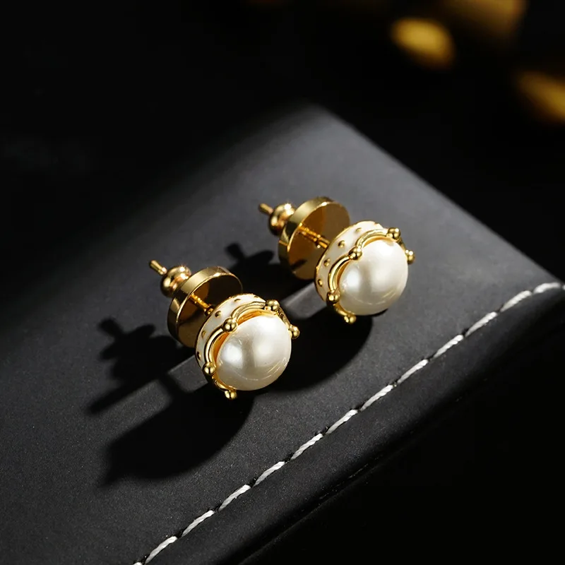 New high-end crown bottom bracket inlaid bead studs, simple and versatile women's fashion crown earrings