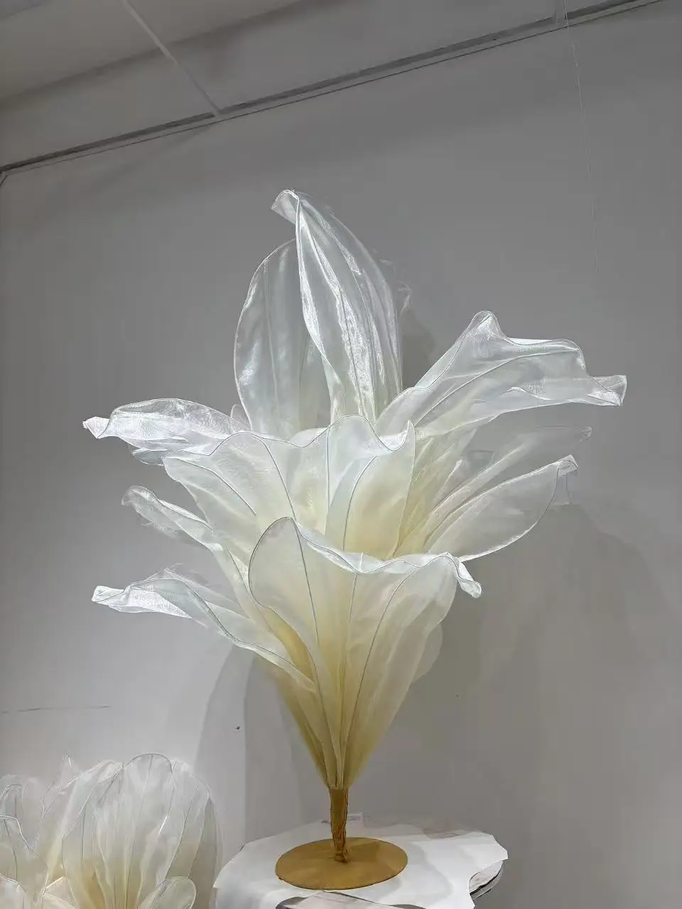 2pcs Silk Handmade Organza Table Flowers Giant Silk Art Installation for Wedding Stage Setting Decoration Window Display Decor