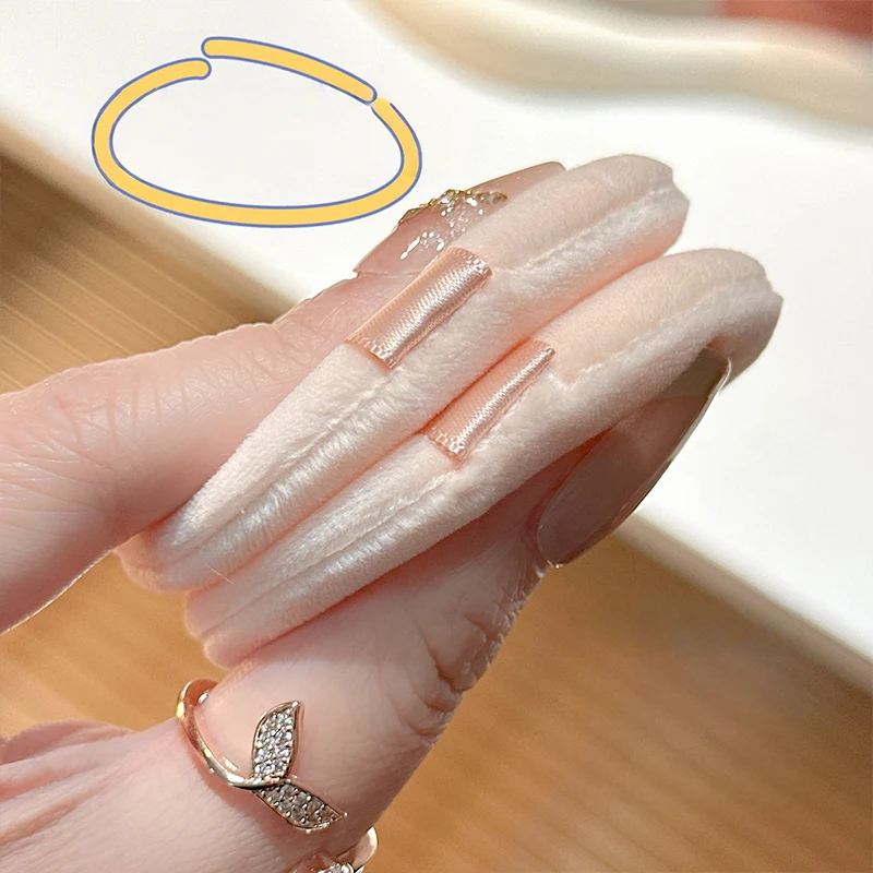 قطعتان من نفث البودرة الجافة بشريط متدفق غير لاصق على اليد، نفث البودرة السائبة، مكياج صغير من القطن في الاستوديو