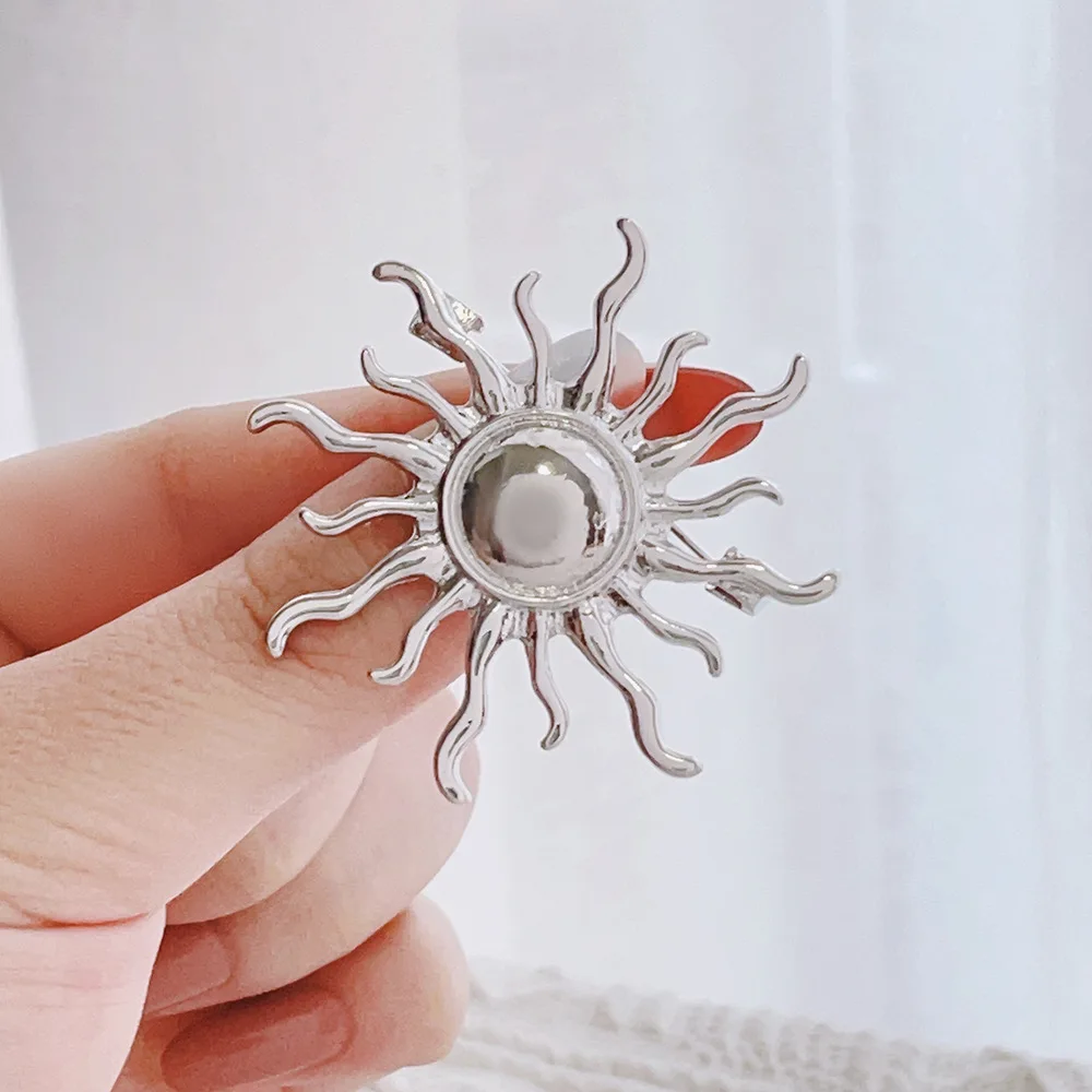 Fashion Sun Mental Retro Women Brooch Pin Sunflower Accessories Jewelry For Lady Gold Color Brooches Pins Vintage Clothing Gift