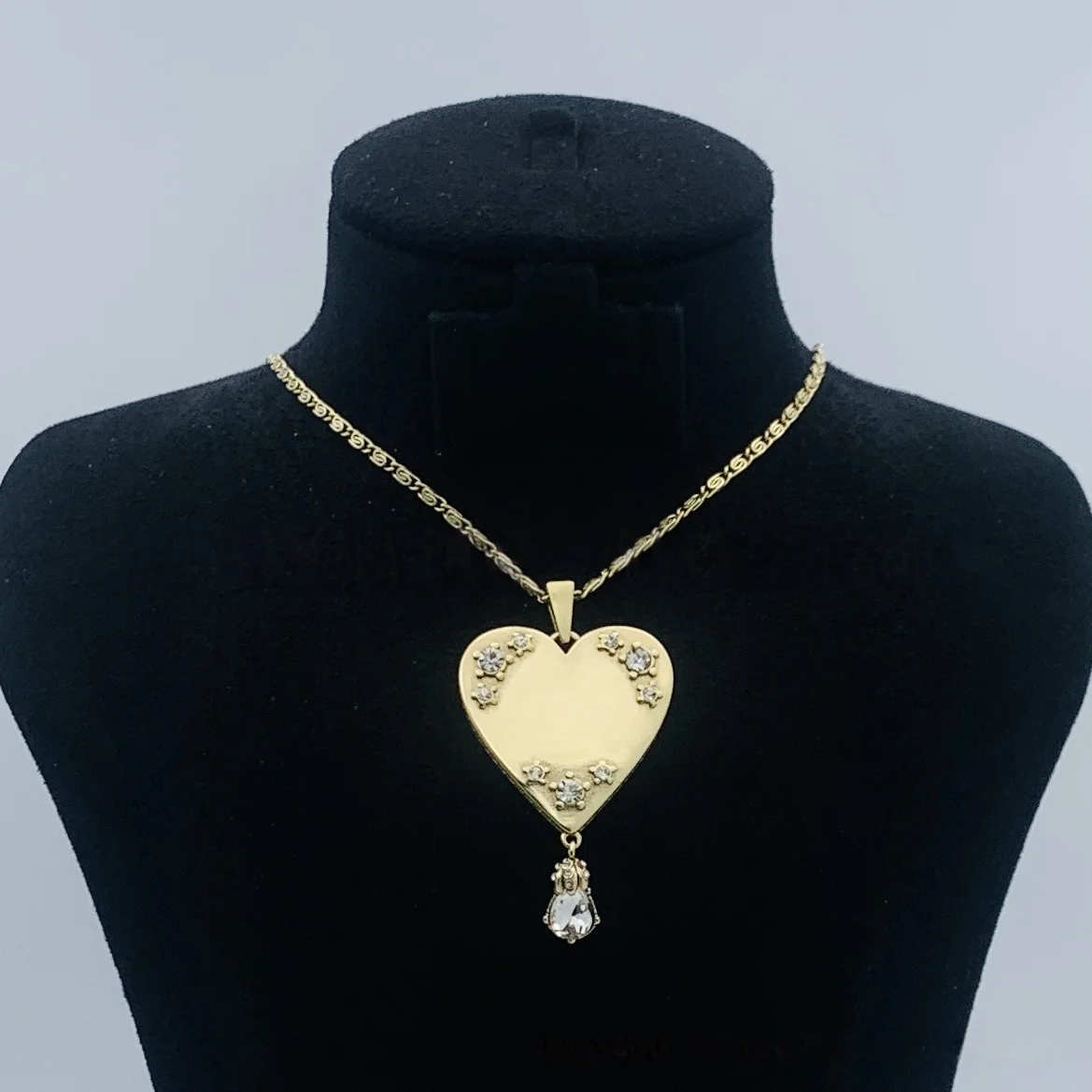 

2025 New Mc Necklace Retro Pendant Shows High Temperament Luxury Suitable for Daily Wear