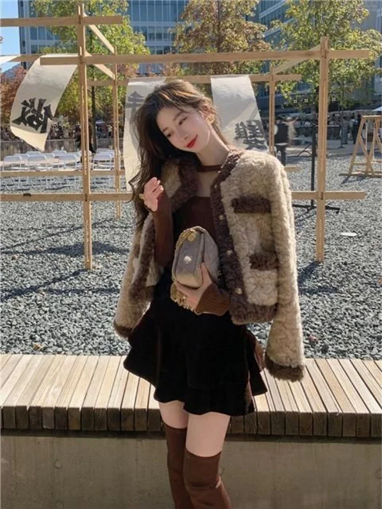 20234 Autumn and Winter Fashion New Women\'s Warm Commuter Warm Leather Jacket Integrated Lamb Fleece Color Blocked Short Jacket