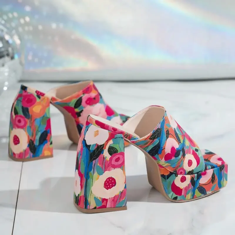 العلامة التجارية تصميم زهرة الطباعة الانزلاق على الصنادل منصة مكتنزة سوبر عالية الكعب النعال النساء 2025 الصيف موضة شباشب لخارج المنزل