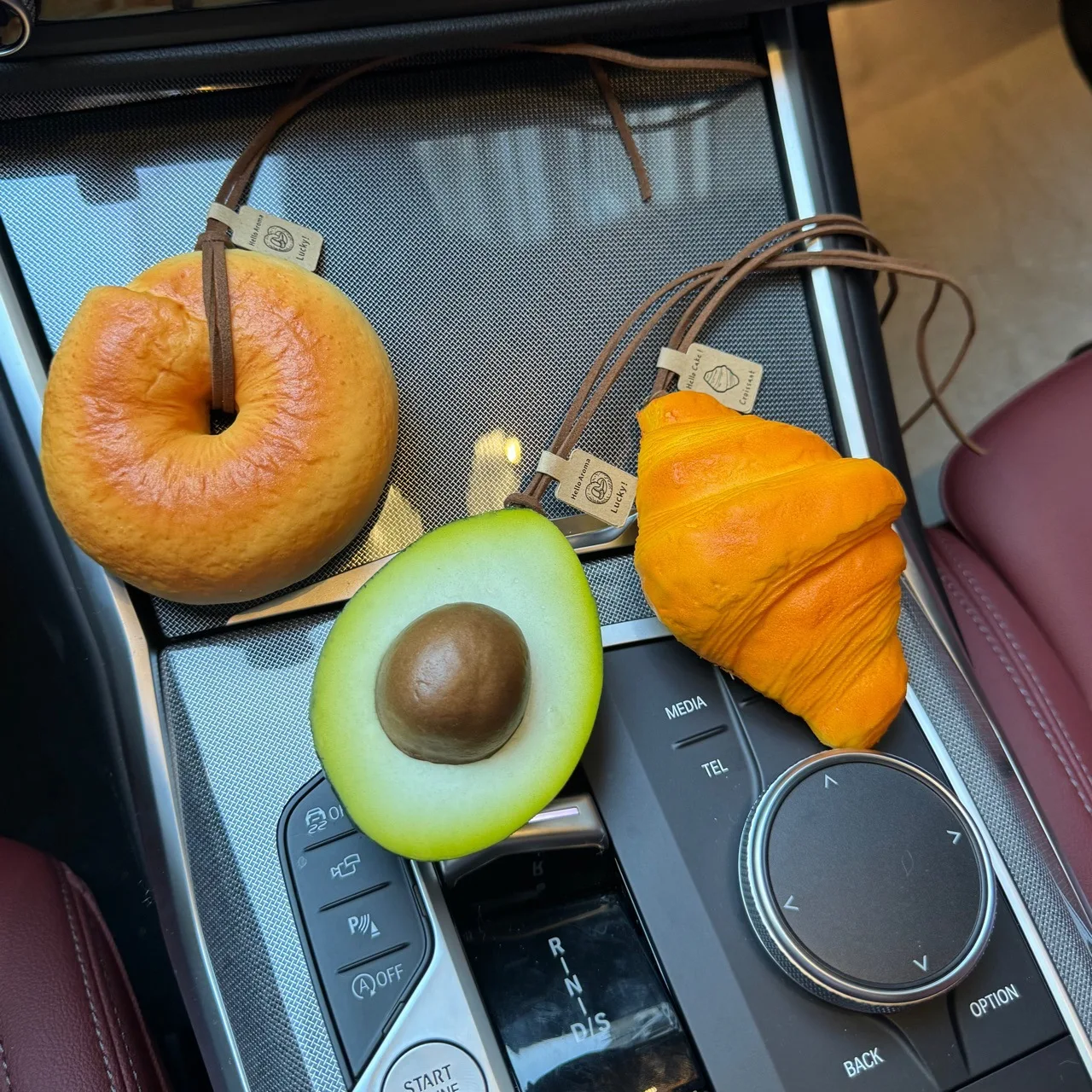 Colgantes de llave de pan hechos a mano, croissant, Bagel, tarta de huevo, juguete para amasar, cámara, teléfono móvil, bolsa de coche, accesorios para niñas y mujeres, regalos