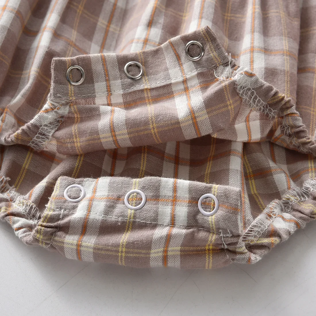 Vêtements mignons pour bébés filles de 0 à 24 mois, barboteuse à volants à carreaux et col rabattu, combinaisons en coton pour nouveau-nés, nouvelle collection printemps 2025