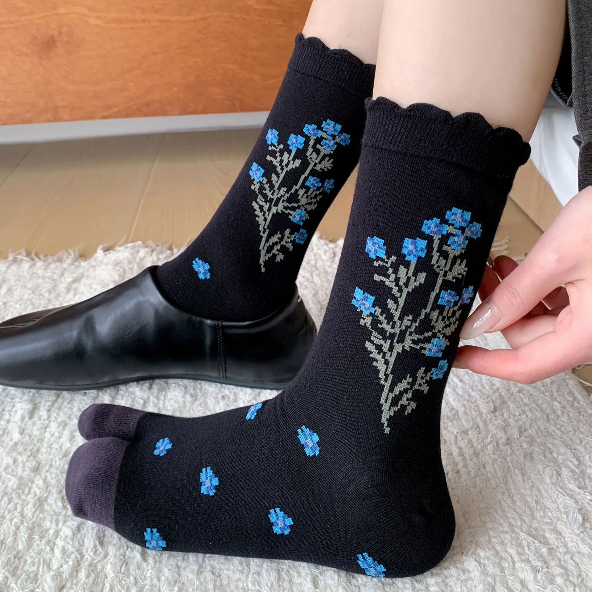 High Quality For Women Fishion Elegant Retro Split Toe Cotton Socks Plant Floral Patterns Soft Mid-Tube Two-Toed Women Tabi Sox