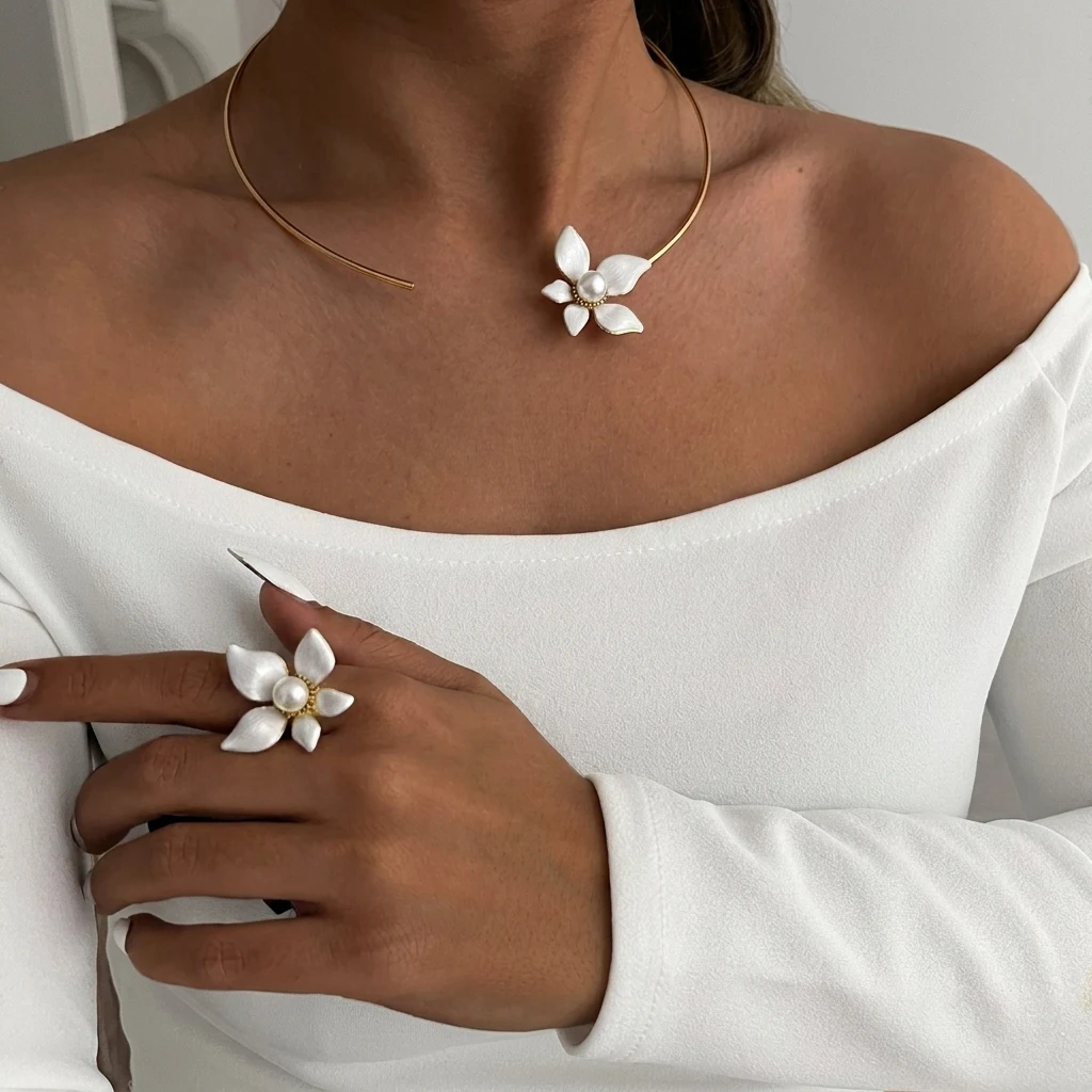 Exquisites Weißes Emaille-Blumen-Armband und Halskette für Damen, Eleganter Perlen-Blumen-Choker, Ring, Modischer Luxus-Schmuck als Geschenk – Detail 3