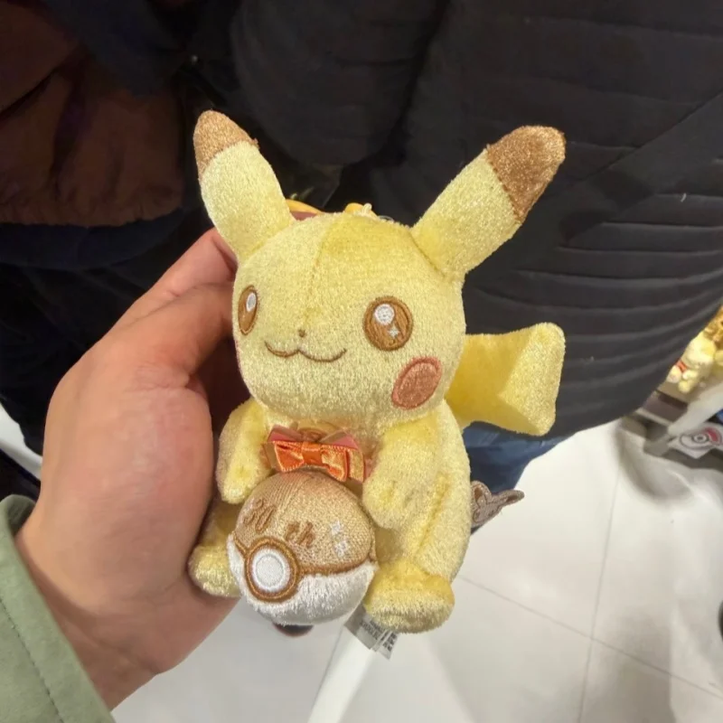 

Оригинальный плюшевый брелок-игрушка Покемон Пикачу в пиксельном стиле к 30-летию, блестящий, для коллекционеров аниме, милый подарок