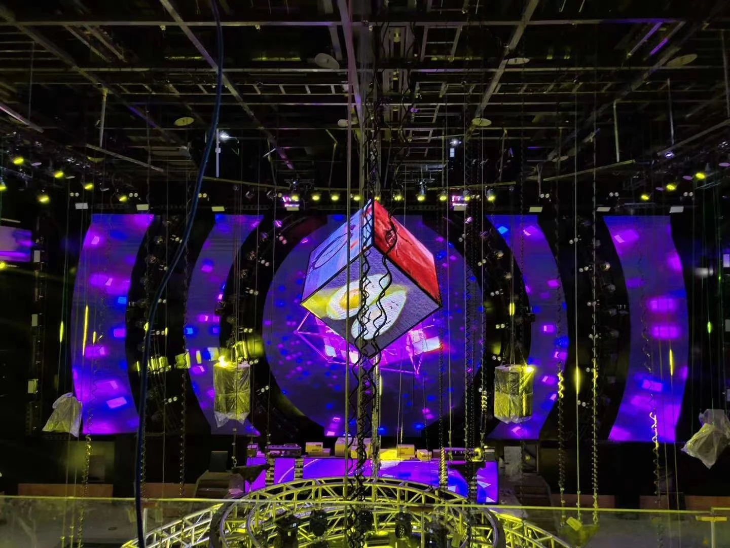 JILIAN J Series Indoor Giant LED Screen P3.91mm Pitch with P3mm Stock Tela for Church Interior
