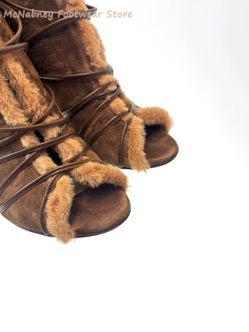 

Коричневые замшевые летние босоножки с острым носком и необработанными краями, модные летние ботильоны на шпильке с перекрестными ремешками, класса люкс