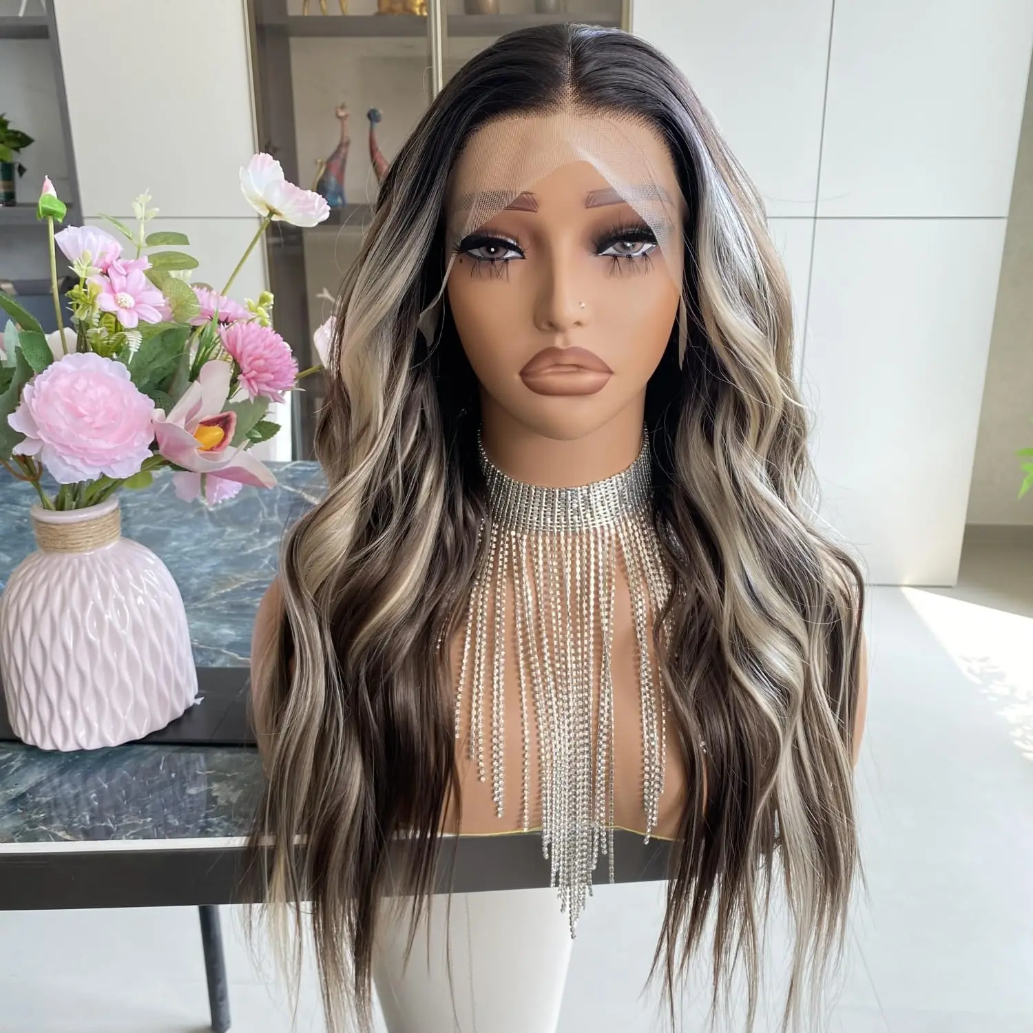 

Коричневый Highlight Blonde Wig Ombre Dark Root 13x4 Парики спереди на шнуровке Предварительно выщипанные Длинные свободные волны Платиновые синтетические волокна Волосы 20 дюймов