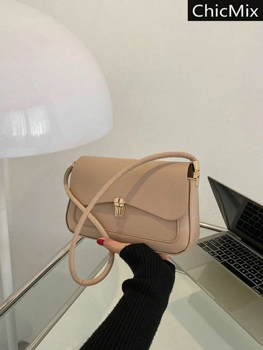 

Бежевая сумка с клапаном и ручкой-переноской, с золотистой застежкой-замком