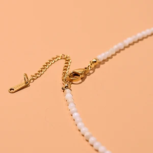 Gargantilha Inicial Madrepérola para Mulheres, Colar Natural de Contas Concha, Jóias em Aço Inoxidável 26 Letras, Design Moon Girl, 3mm 10 principais vendas colar letra perola - №10