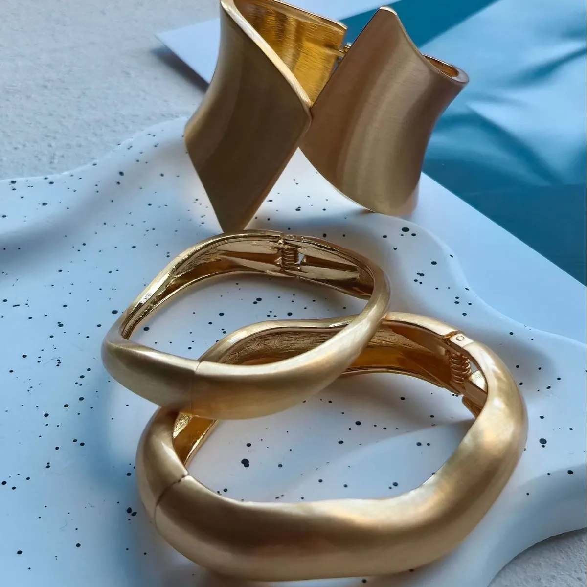 الذهب اللون ماتي المعادن قطرة الماء أساور واسعة للنساء المفتوحة الكفة سميكة غير النظامية موجة الإسورة أساور الأساور Mujer مجوهرات